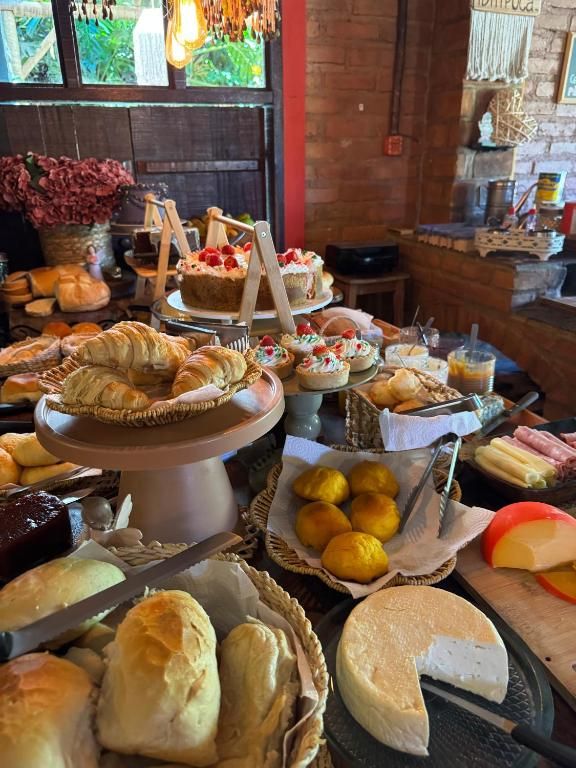 Bufê com croissants, pães, queijo fresco e tortinhas